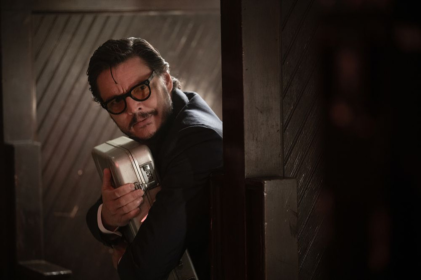 Pedro Pascal en Dos Chicas a la fuga