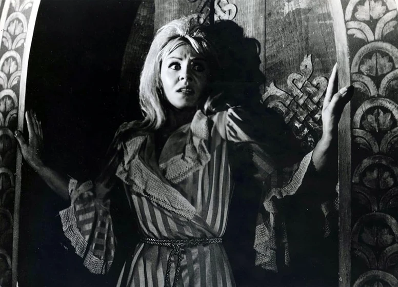 Véra Valmont en la-maldicion-de-los-karnstein