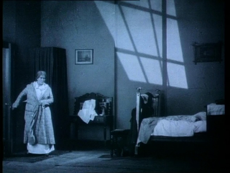 Marie Ault en El Enemigo de las Rubias