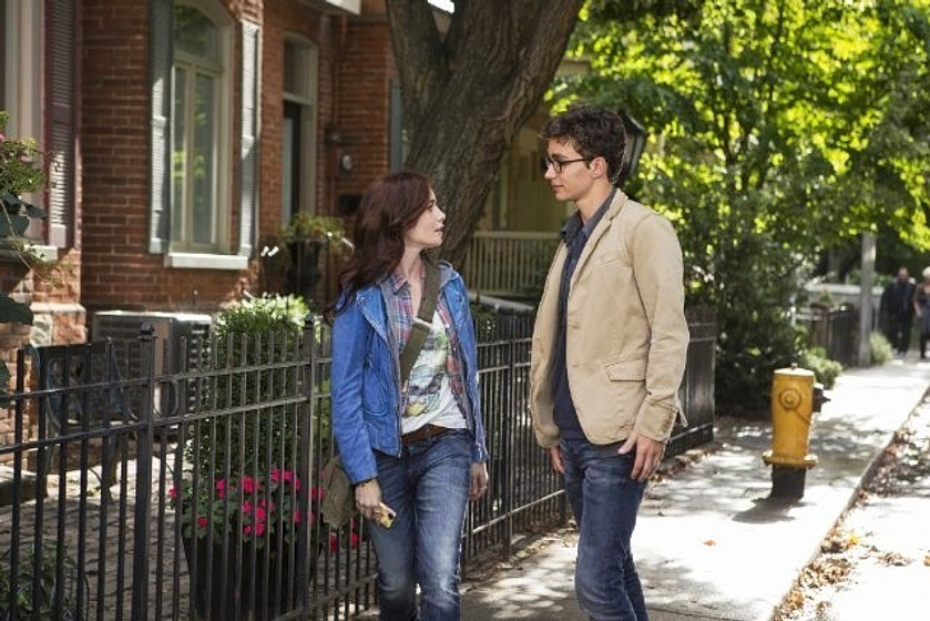 Lily Collins y Robert Sheehan en Cazadores de sombras: Ciudad de hueso