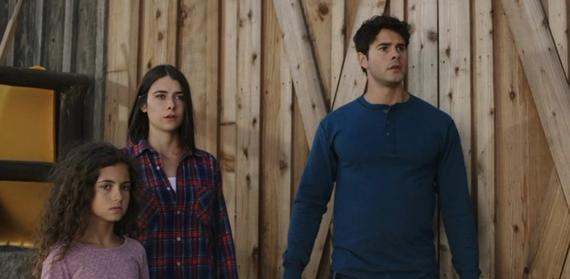 Jayson Blair, Allison Paige y Annabelle Kavanagh en criaturas-indefensas