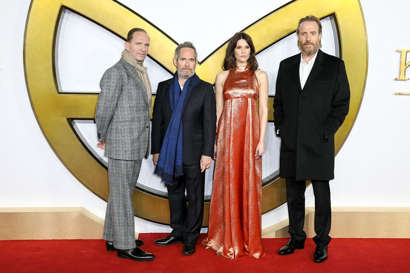 Rhys Ifans, Ralph Fiennes, Tom Hollander y Gemma Arterton en The King's man: La Primera misión (Premiere en Londres. Diciembre 2021)