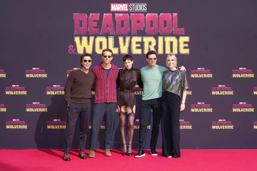 Hugh Jackman, Shawn Levy, Ryan Reynolds y Emma Corrin en Deadpool y Lobezno