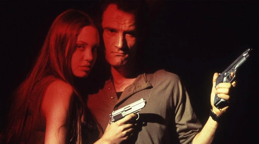Angelina Jolie y Elias Koteas en cyborg-2-la-sombra-del-cristal