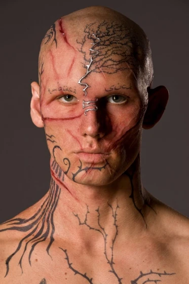 Alex Pettyfer en el-corazon-de-la-bestia