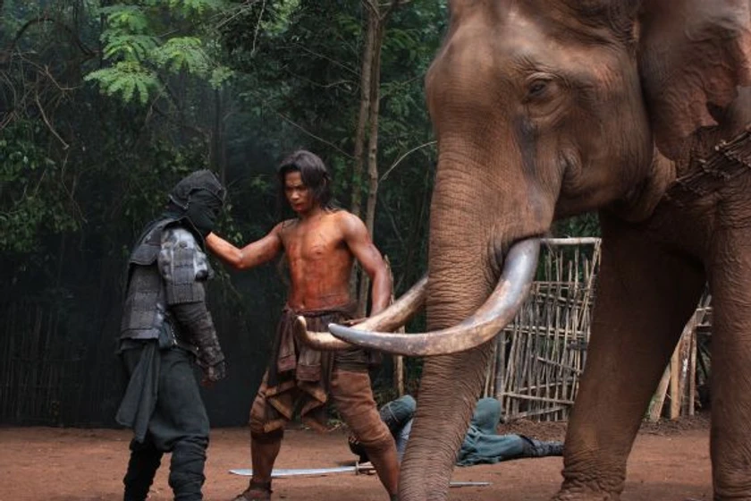 Tony Jaa en ong-bak-2-la-leyenda-del-rey-elefante