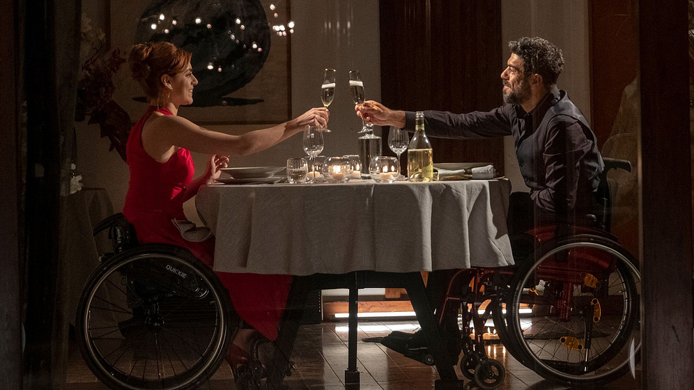 Pierfrancesco Favino y Miriam Leone en Rodando Hacia Ti