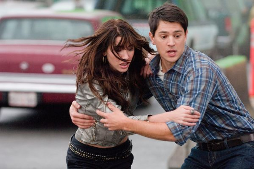 Nicholas D'Agosto y Jacqueline MacInnes Wood en Destino final 5
