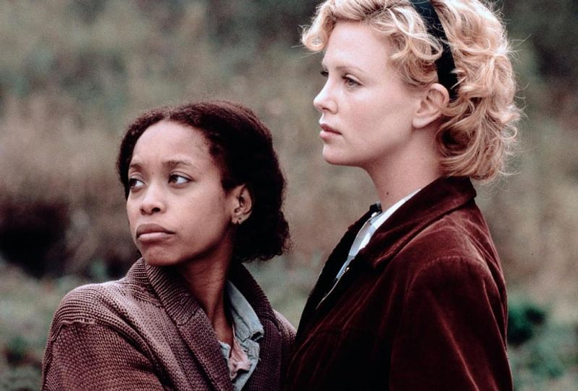 Charlize Theron y Erykah Badu en Las Normas de la Casa de la Sidra