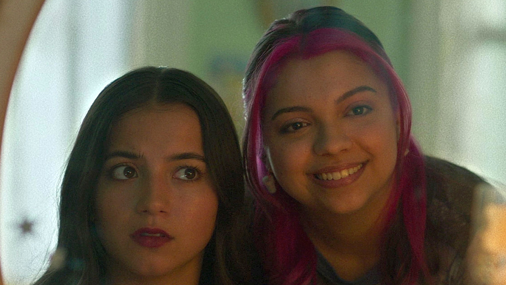 Isabela Moner y Cree Cicchino en Mil Veces Hasta Siempre
