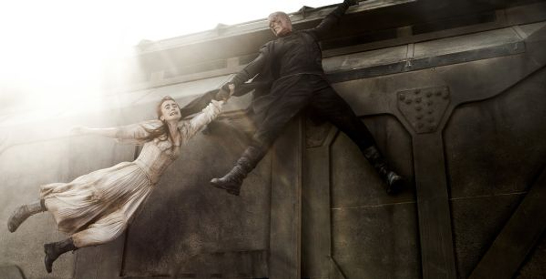 Paul Bettany y Lily Collins en El Sicario de Dios