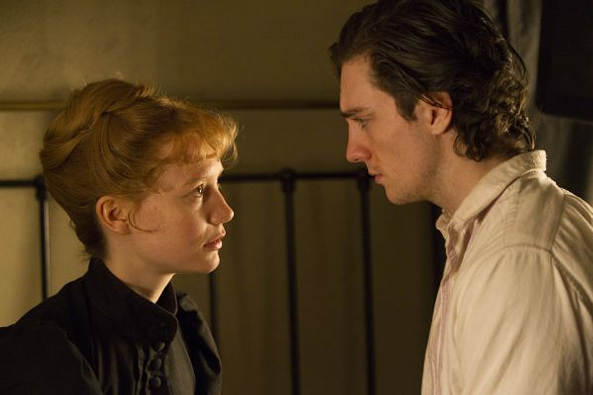 Aaron Taylor-Johnson y Mia Wasikowska en Albert Nobbs