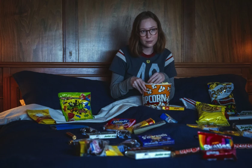 Hannah Einbinder en adolescencia-sexo-y-muerte-en-campamento-miasma