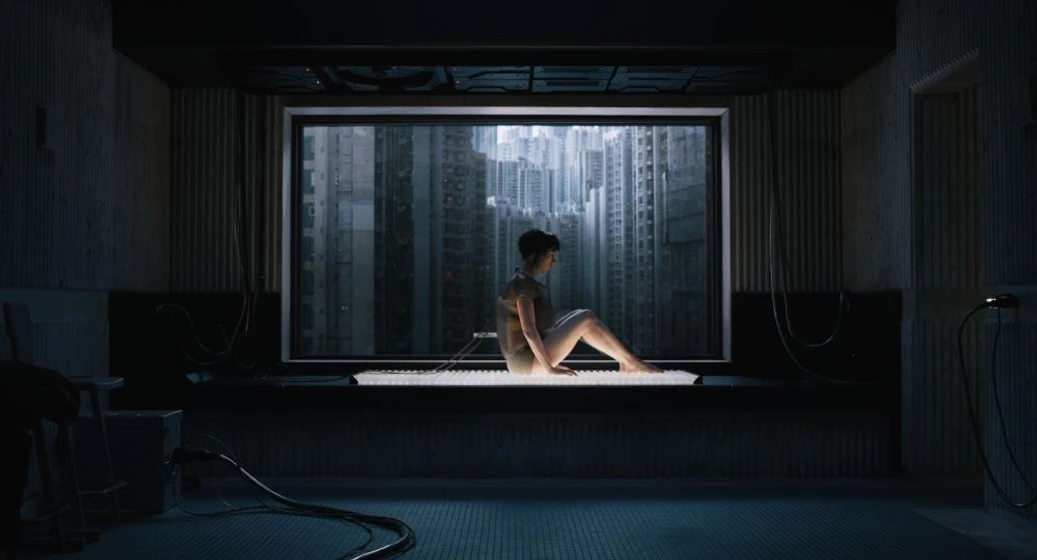 Scarlett Johansson en ghost-in-the-shell-el-alma-de-la-maquina