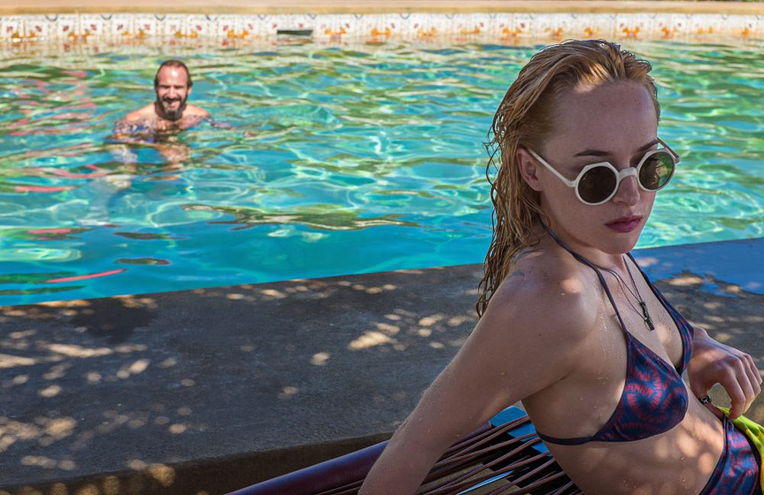 Ralph Fiennes y Dakota Johnson en Cegados por el Sol