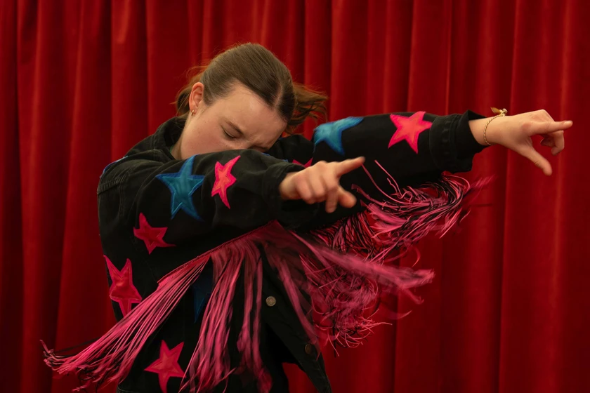 Bella Ramsey en sunny-dancer