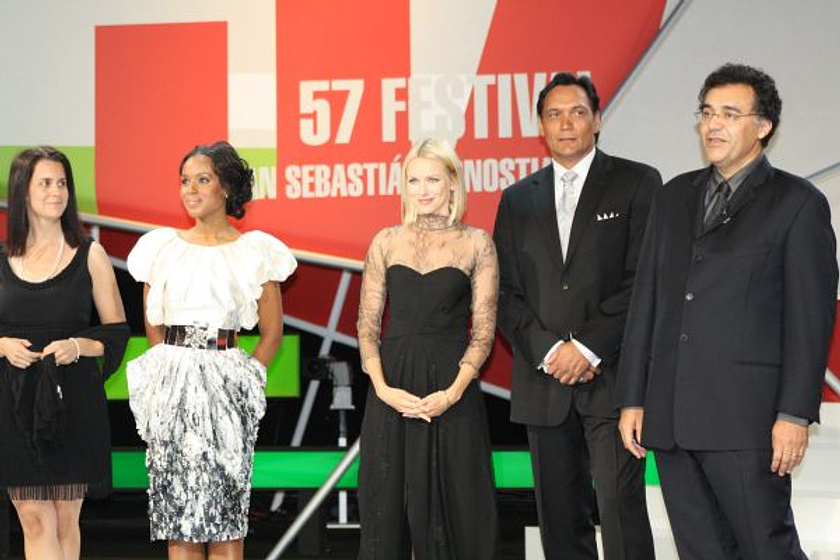 Jimmy Smits y Naomi Watts en Tonto quien lo lea (Clausura Festival San Sebastián)