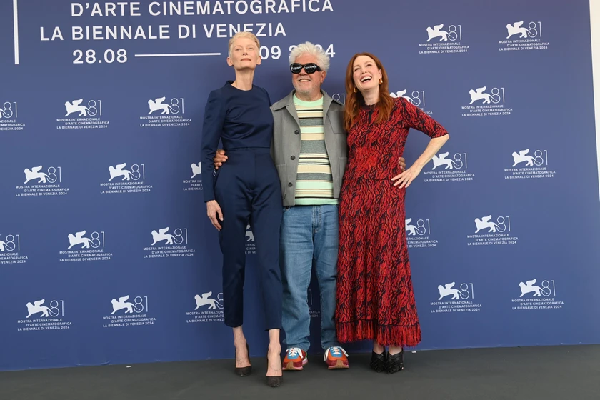 Julianne Moore, Pedro Almodóvar y Tilda Swinton en La Habitación de al Lado (Festival de Venezia. Septiembre 2024)