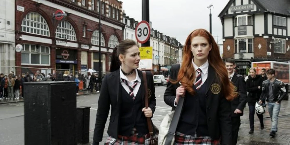 Maria Ehrich y Laura Berlin en rubi-la-ultima-viajera-del-tiempo