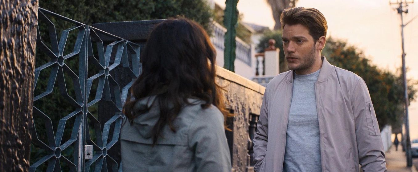 Dominic Sherwood en eraser-reborn