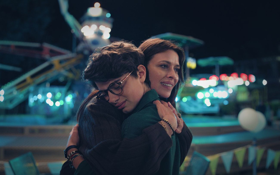 Claudia Pandolfi y Samuele Carrino en el-chico-de-los-pantalones-rosas