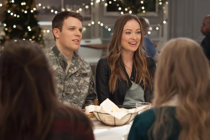 Olivia Wilde y Jake Lacy en navidades-bien-o-en-familia