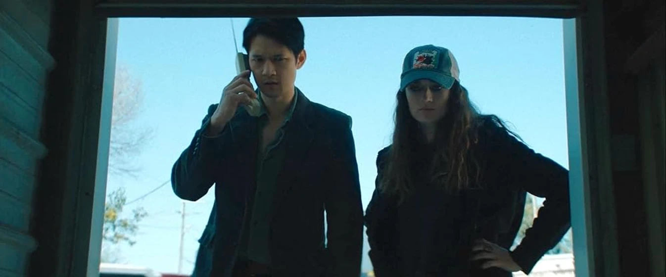 Harry Shum Jr. y Kelley Mack en broadcast-signal-intrusion