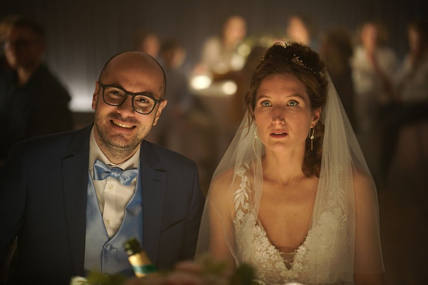 Julia Piaton y Kyan Khojandi en El Brindis