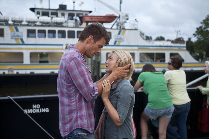 Josh Duhamel y Julianne Hough en Un Lugar donde refugiarse