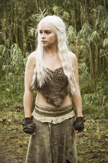 Emilia Clarke en juego-de-tronos (Daenerys Targaryen)