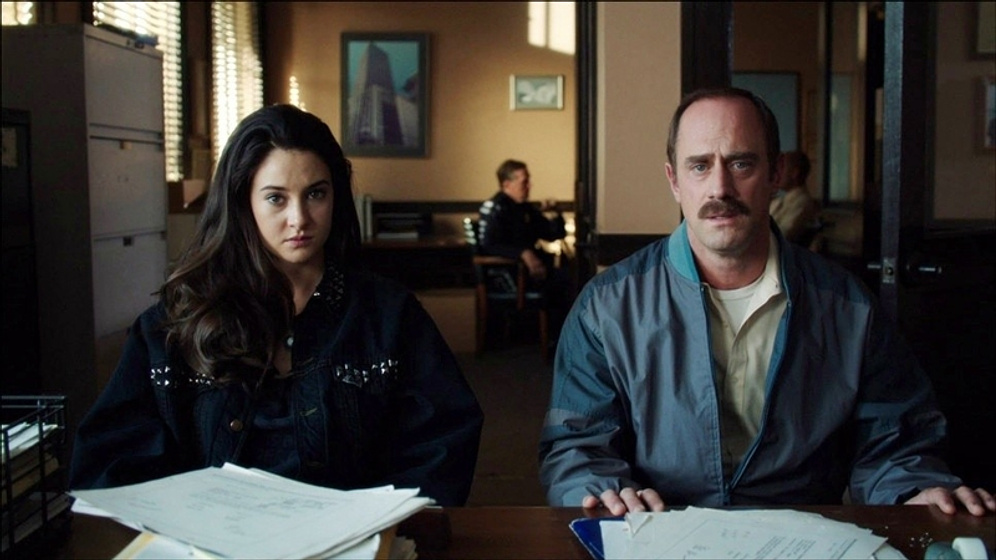 Christopher Meloni y Shailene Woodley en Pájaro blanco de la tormenta de nieve