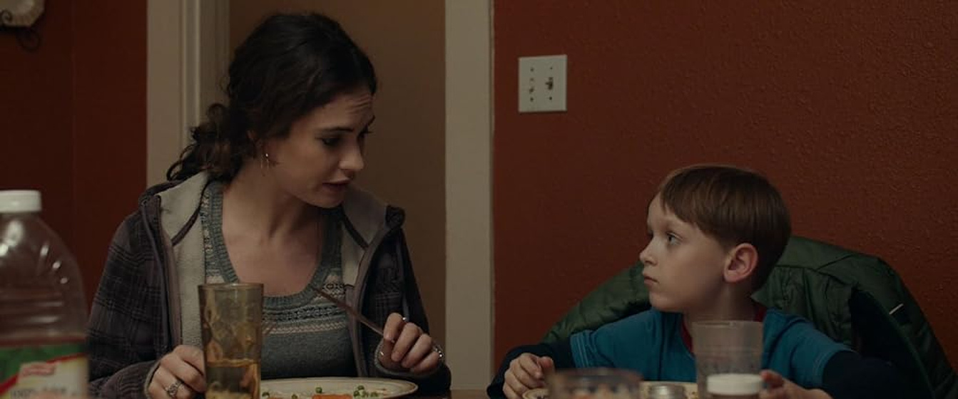 Lily James y Charlie Ray Reid en little-woods-crossing-the-line