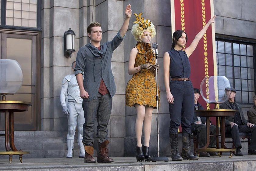 Elizabeth Banks, Josh Hutcherson y Jennifer Lawrence en Los Juegos del Hambre. En Llamas