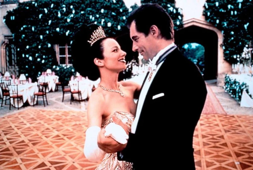 Timothy Dalton y Fran Drescher en La Niñera y el Presidente