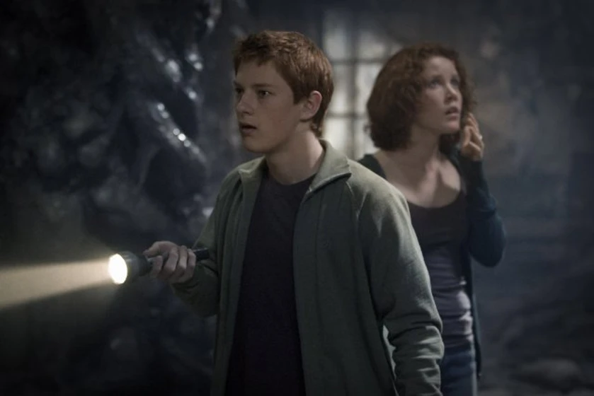 Tom Cameron y Sophie McBride en under-the-mountain