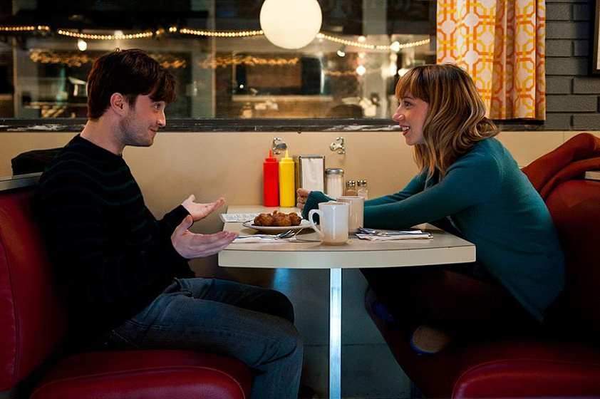 Daniel Radcliffe y Zoe Kazan en Amigos de más