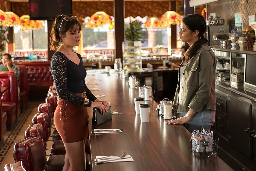 Amber Midthunder y Ellen Wroe en Eres Mía