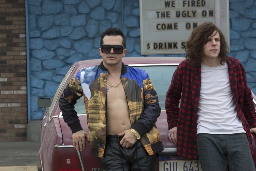 John Leguizamo y Jesse Eisenberg en american-ultra