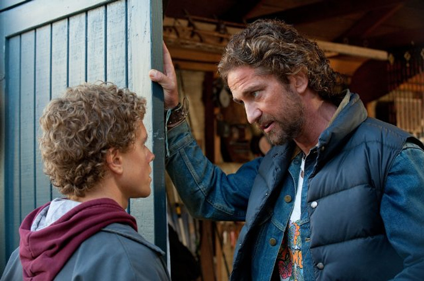 Gerard Butler y Jonny Weston en Persiguiendo Mavericks