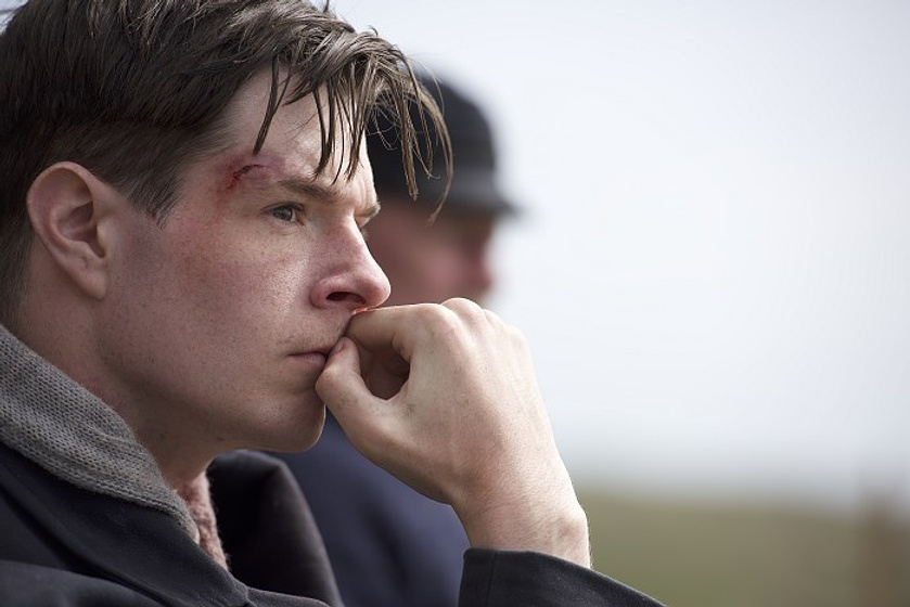Connor Swindells en Keepers. El Misterio del Faro