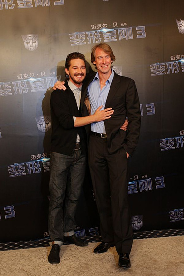 Michael Bay y Shia LaBeouf en Transformers: El lado oscuro de la Luna (Premiere en Shanghai. Julio 2011)