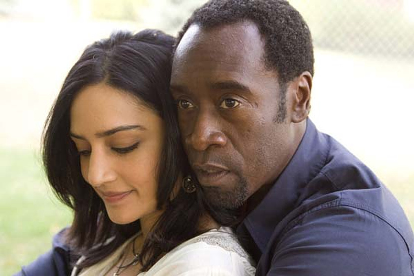 Don Cheadle y Archie Panjabi en Traidor
