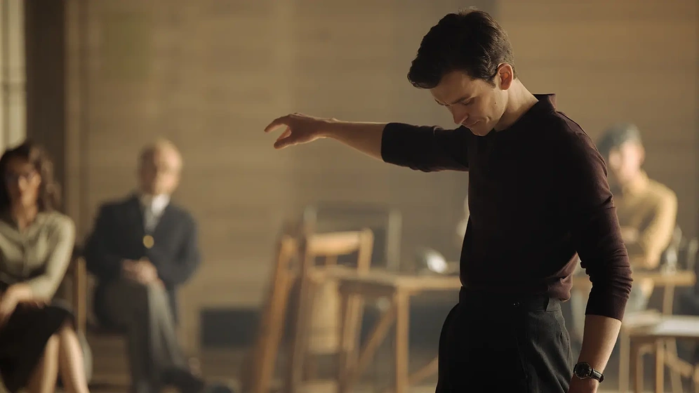 Harry Lawtey en Mr. Burton