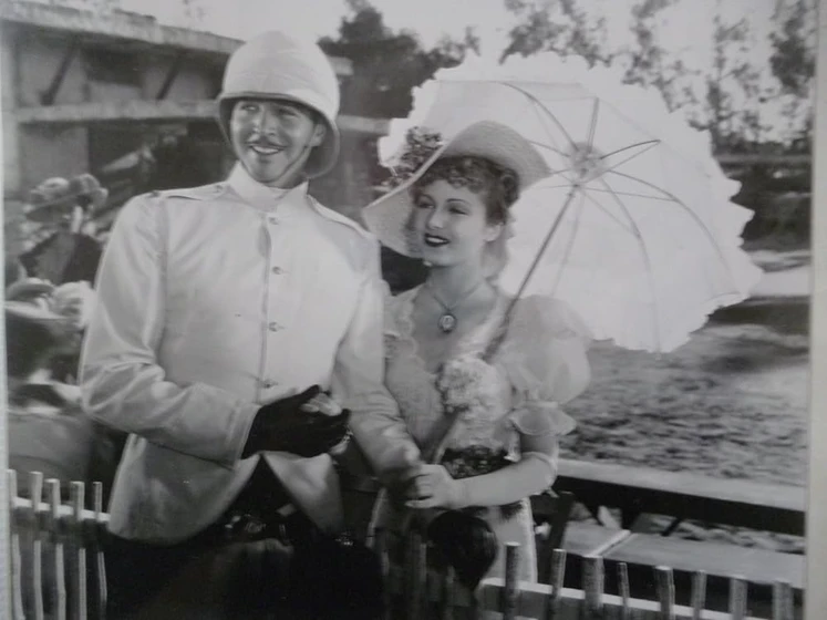 June Lang y Michael Whalen en la-mascota-del-regimiento