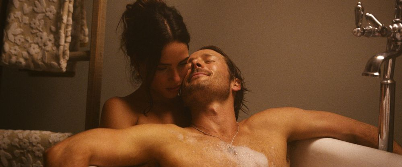Glen Powell y Adria Arjona en Hit Man