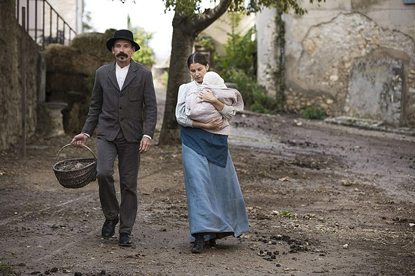 Laetitia Casta y Jacques Gamblin en El Palacio Ideal