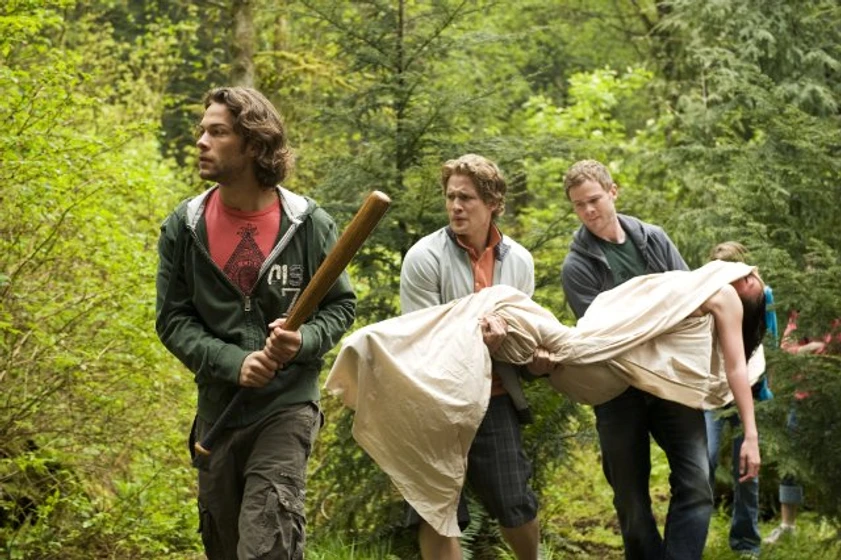 Aaron Ashmore, Jessica Harmon, Kyle Schmid y Jacob Blair en la-isla-del-miedo-2009