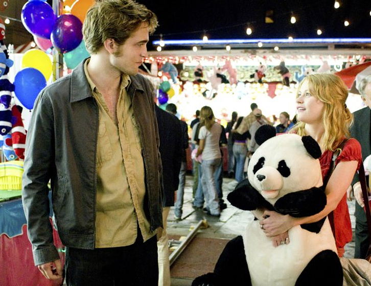 Robert Pattinson y Emilie de Ravin en Recuérdame