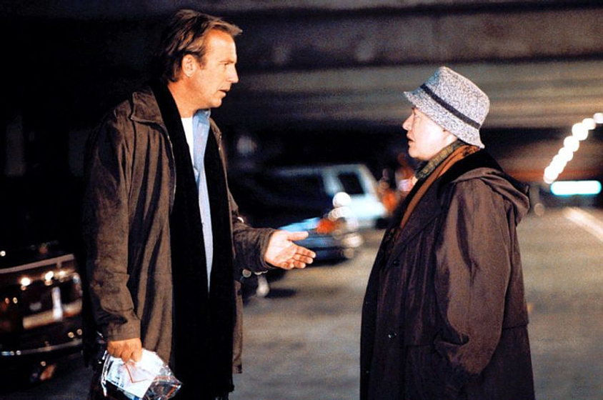 Kevin Costner y Kathy Bates en Dragonfly: La Sombra de la Libélula