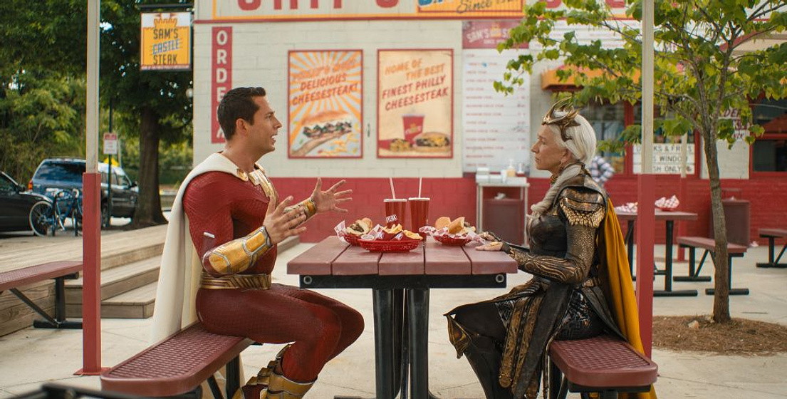 Helen Mirren y Zachary Levi en ¡Shazam! La Furia de los Dioses